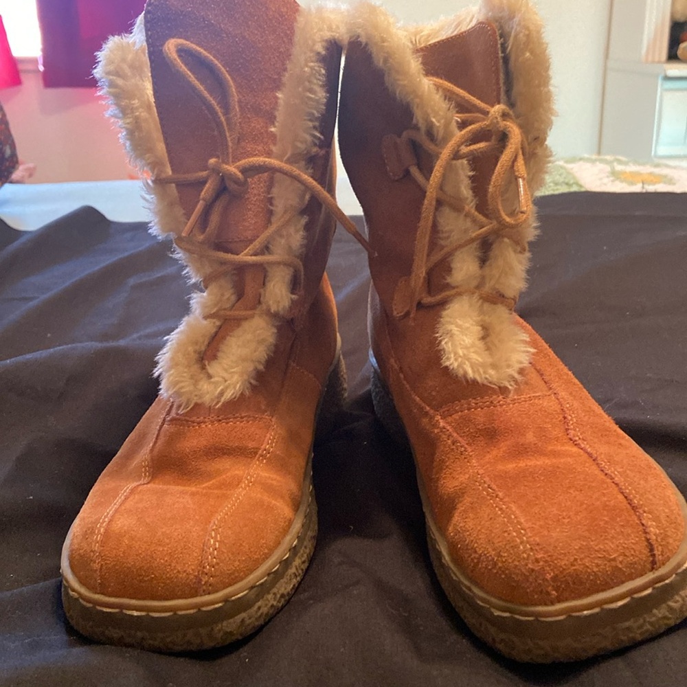 Furlined, laced bear paw boots